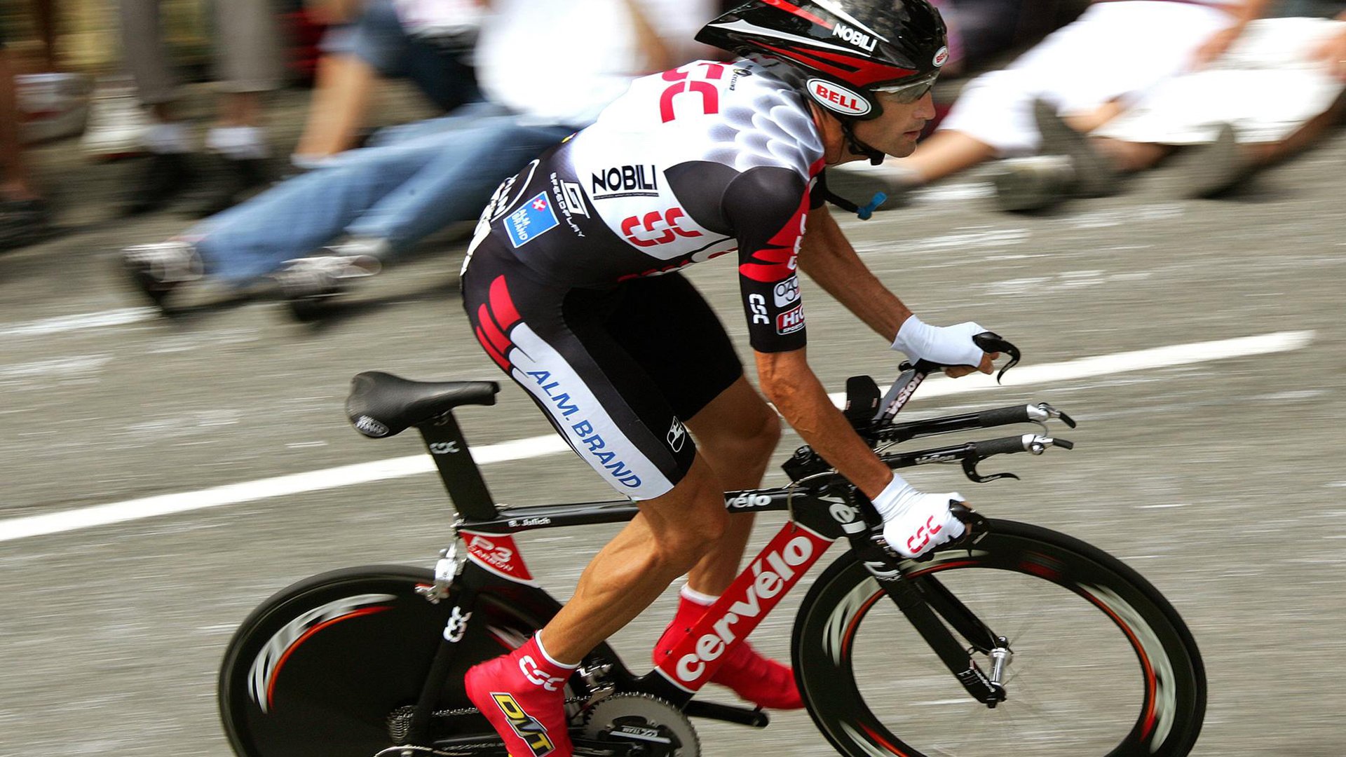 足球中的技术奇迹：知名运动员的冷门技能大揭秘，足球球员技能